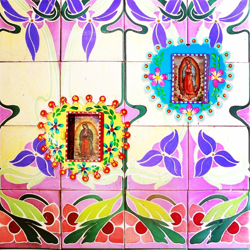 decorazione da muro teca votiva altare metallo artigianato messicano vergine di Guadalupe finestra in vetro dipinta a mano