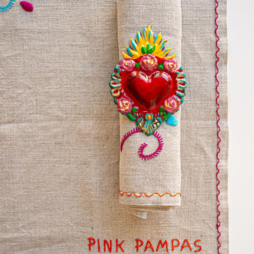 decorazione accessorio da tavola portatovagliolo con cuore milagros ex voto in metallo colorato artigianale messicano