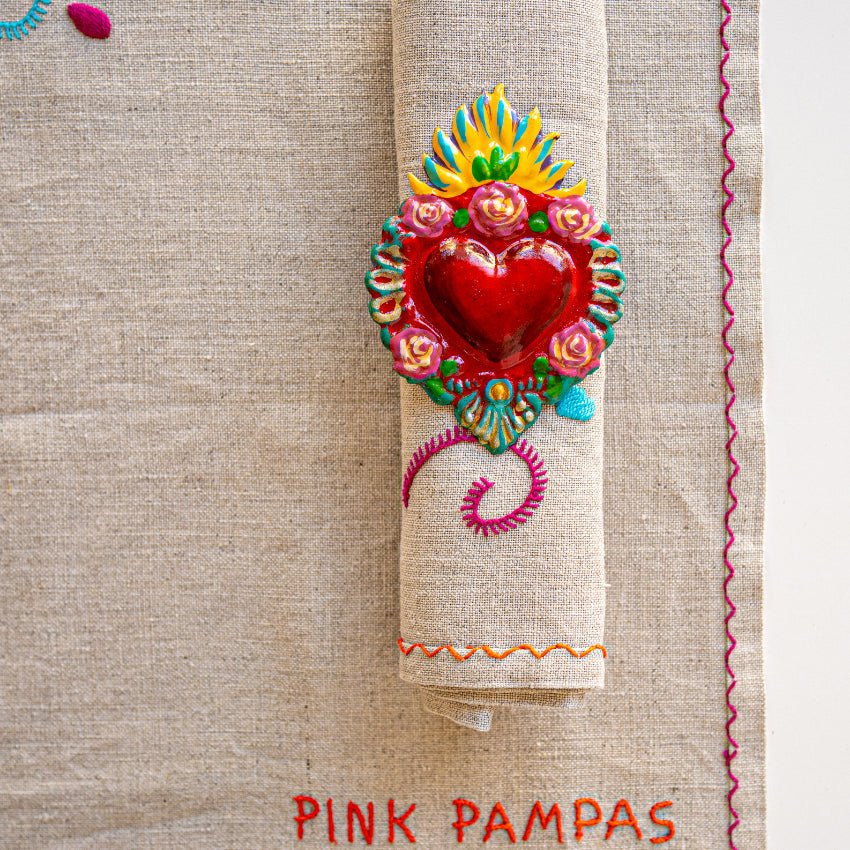 decorazione accessorio da tavola portatovagliolo con cuore milagros ex voto in metallo colorato artigianale messicano