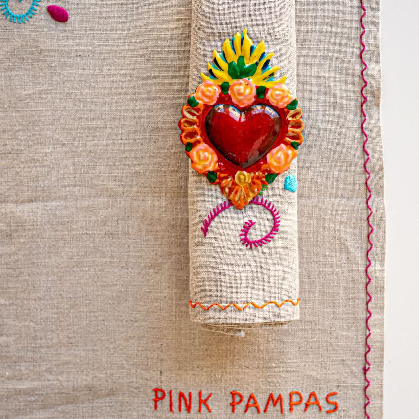 decorazione accessorio da tavola portatovagliolo con cuore milagros ex voto in metallo colorato artigianato messicano decorazione accessorio da tavola portatovagliolo con cuore milagros ex voto in metallo colorato artigianato messicano
