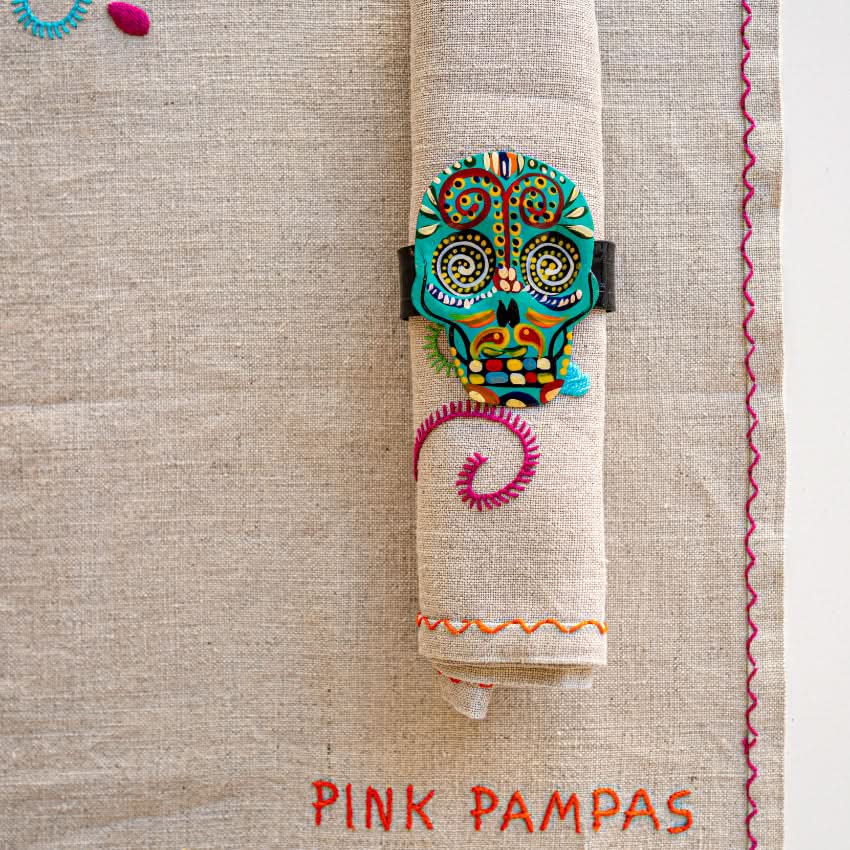 decorazione accessorio da tavola portatovagliolo con teschio calavera in metallo colorato fatto a mano artigianato messicano