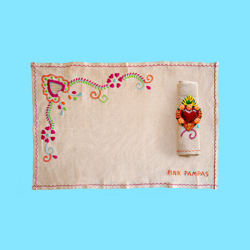decorazione accessorio da tavola portatovagliolo con cuore milagros ex voto in metallo colorato artigianato messicano