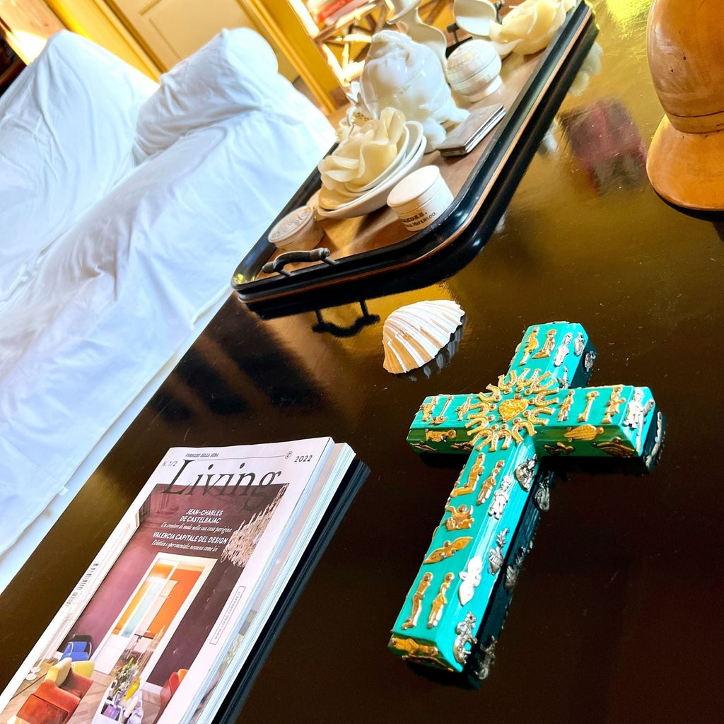 Decorazione da muro artigianale croce con cuore sacro Milagros messicano ex voto in legno dipinto con ciondoli porta fortuna