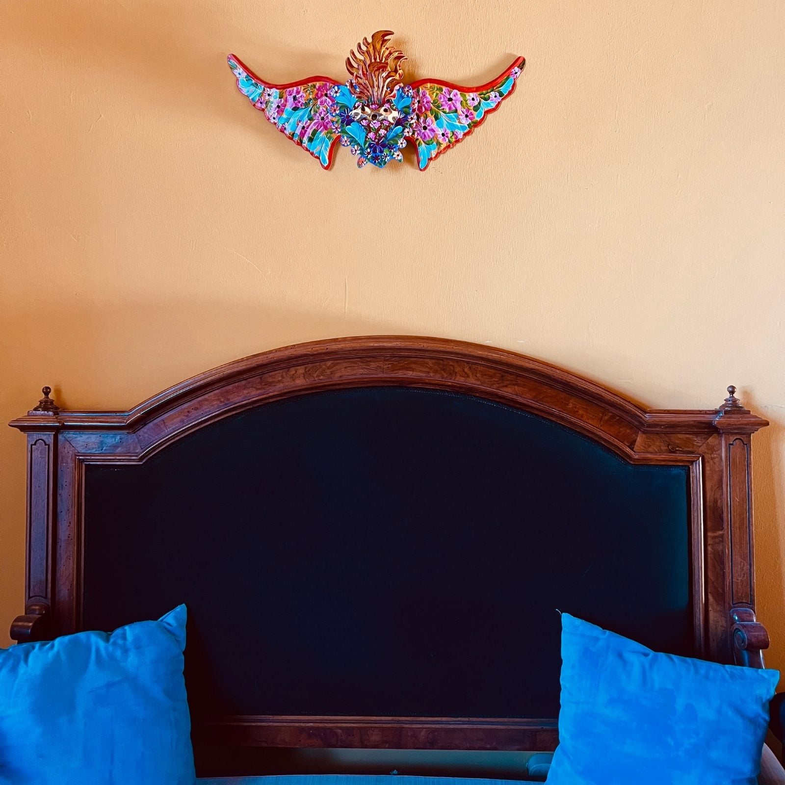 decorazione da muro 3D con cuore sacro floreale con ali Milagros artigianato messicano ex voto metallo dipinto a mano 