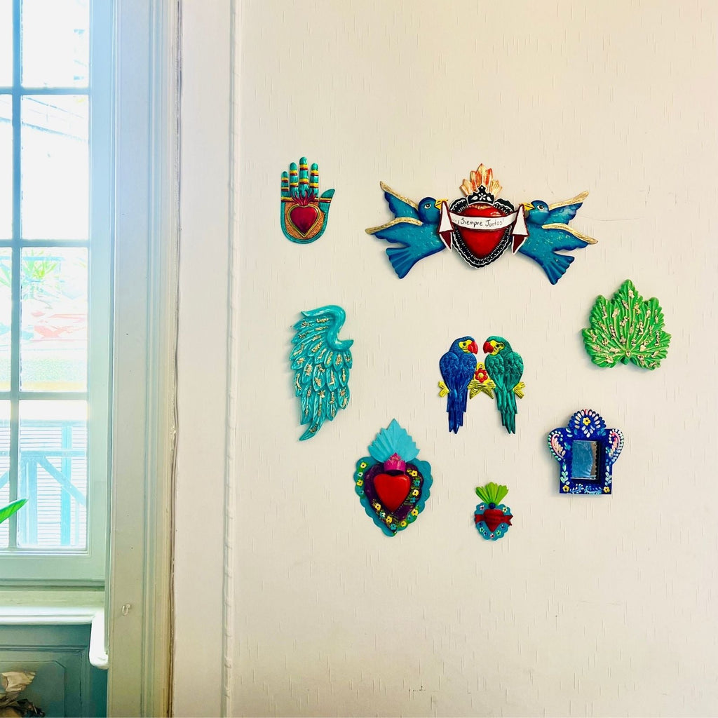 decorazione da muro 3D con colombe e cuore sacro Milagros artigianato messicano ex voto in metallo dipinto a mano 
