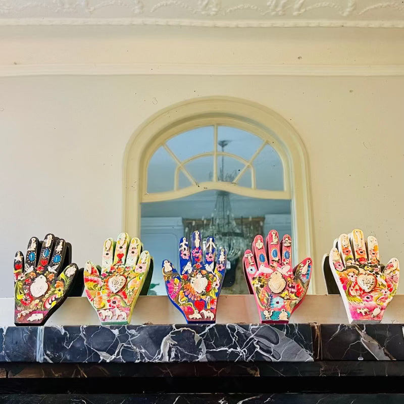 Decorazione da muro mano con cuore sacro Milagros artigianato messicano ex voto in legno dipinto con ciondoli porta fortuna