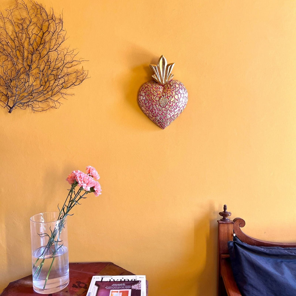 Decorazione da muro Cuore sacro Milagros artigianato messicano ex voto originale in legno dipinto con ciondoli porta fortuna 