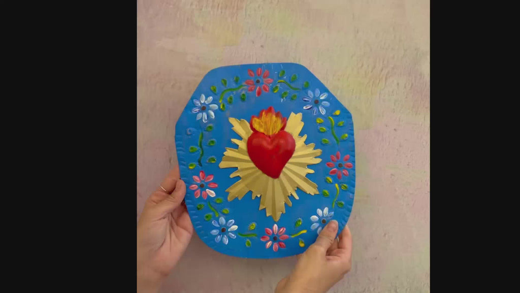 Decorazione da muro circolare Cuore sacro Milagros artigianato messicano ex voto in metallo con disegno fiori bassorilievo