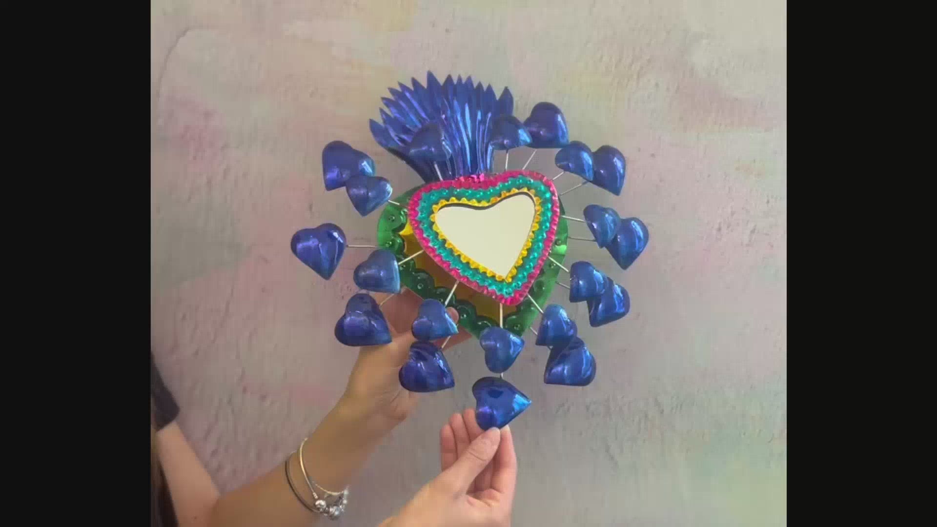Decorazione artigianale da muro 3D con specchio a cuore centrale Milagros messicano ex voto in metallo dipinto a mano