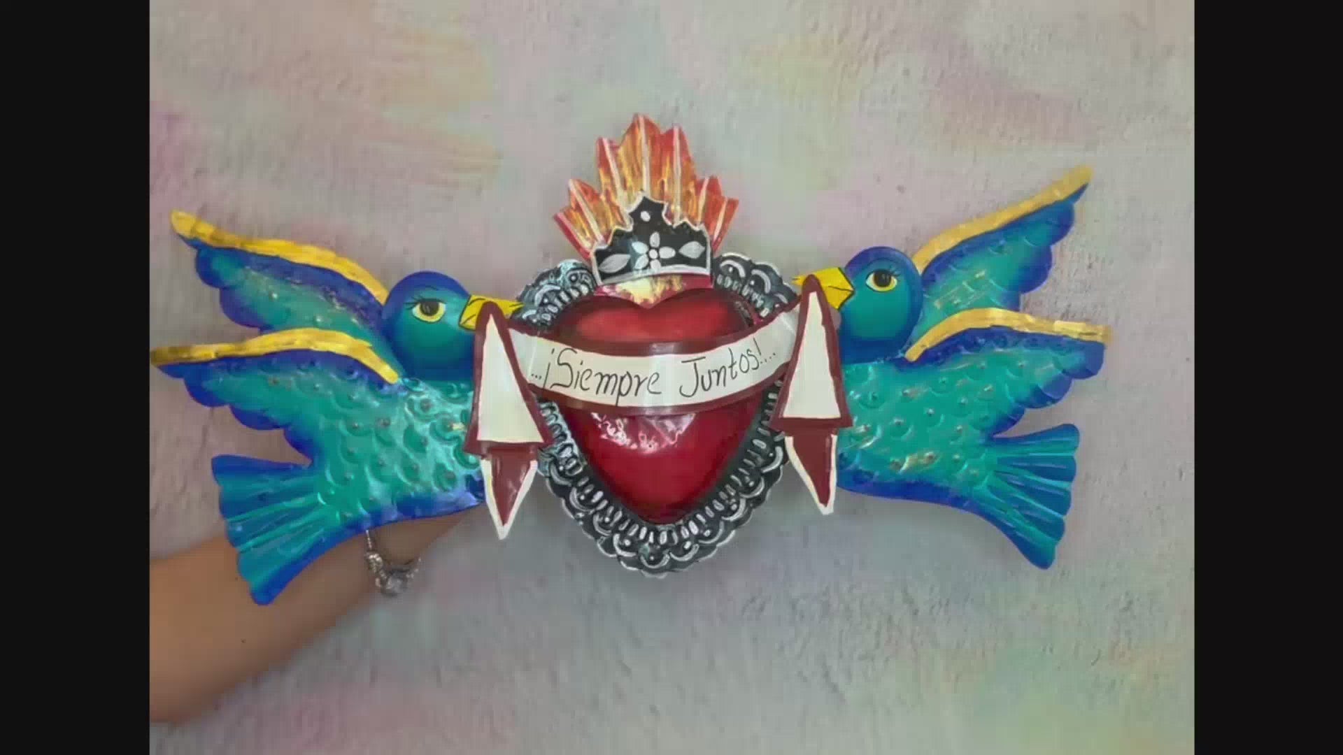 decorazione da muro 3D con colombe e cuore sacro Milagros artigianato messicano ex voto in metallo dipinto a mano