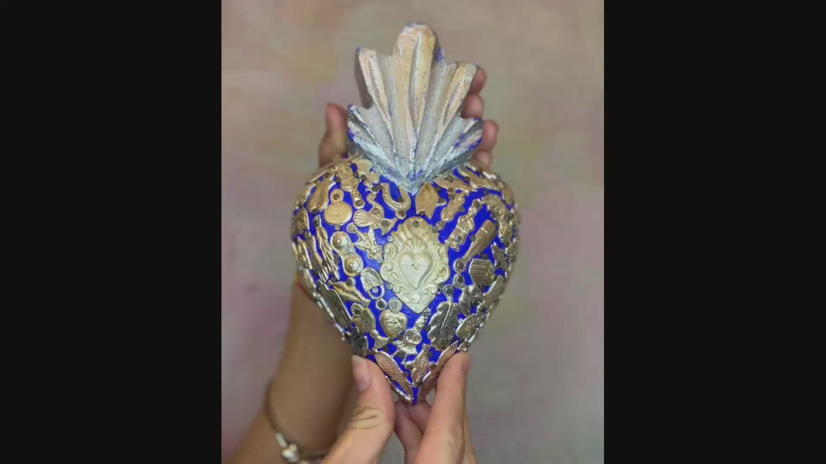 Decorazione da muro artigianale Cuore sacro Milagros messicano ex voto originale in legno dipinto con ciondoli porta fortuna 