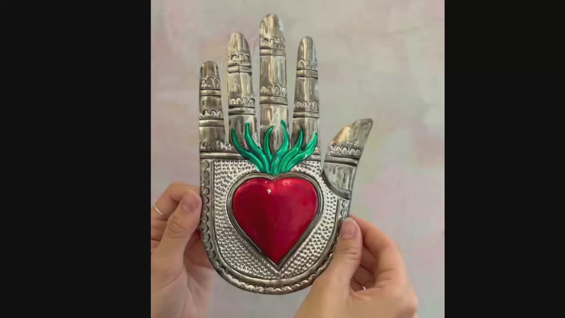 Decorazione da muro mano bassorilievo 3D cuore sacro Milagros artigianato messicano mano ex voto originale in metallo vintage