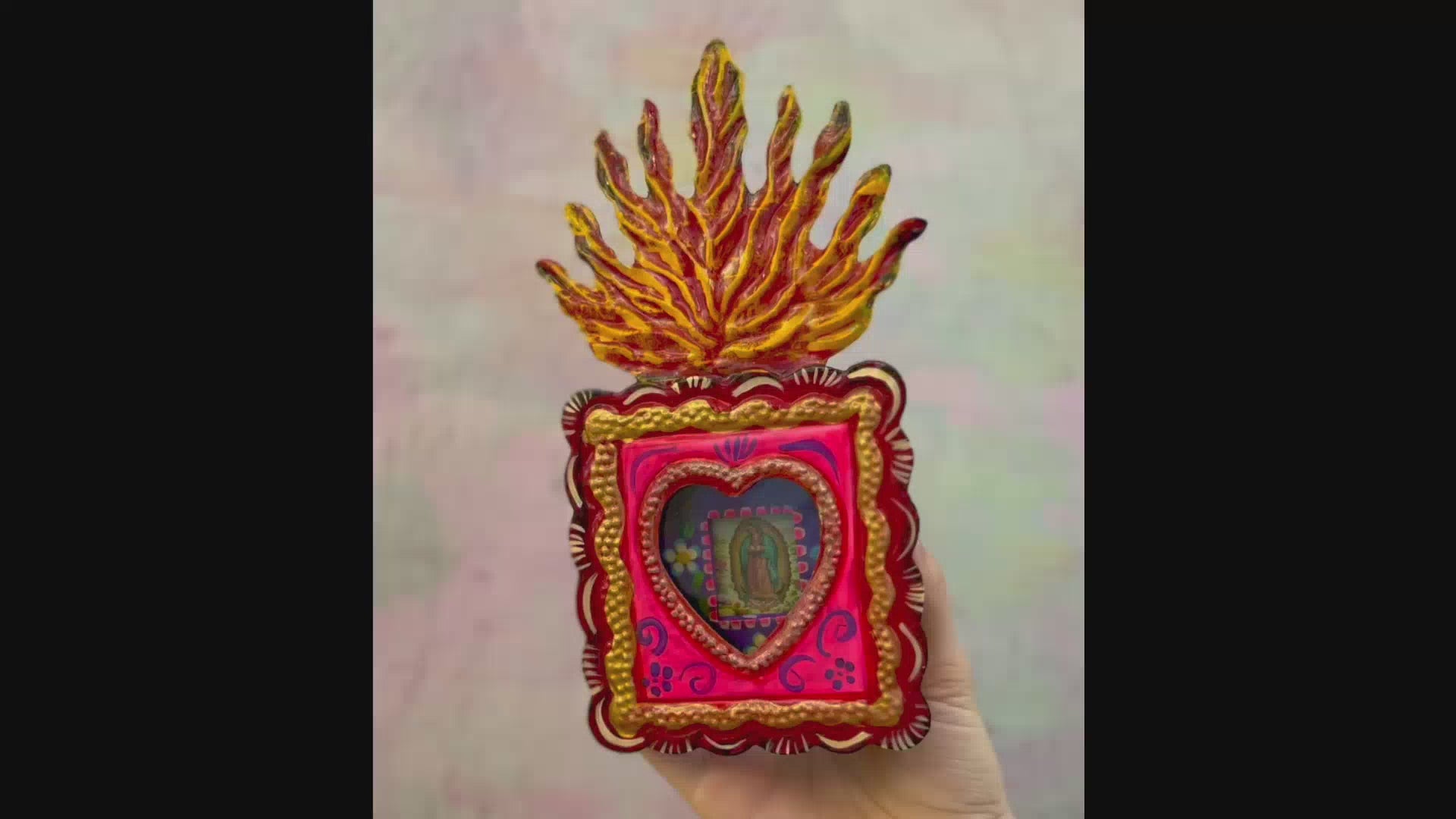 decorazione da muro teca votiva altare metallo artigianato messicano vergine di Guadalupe finestra in vetro dipinta a mano