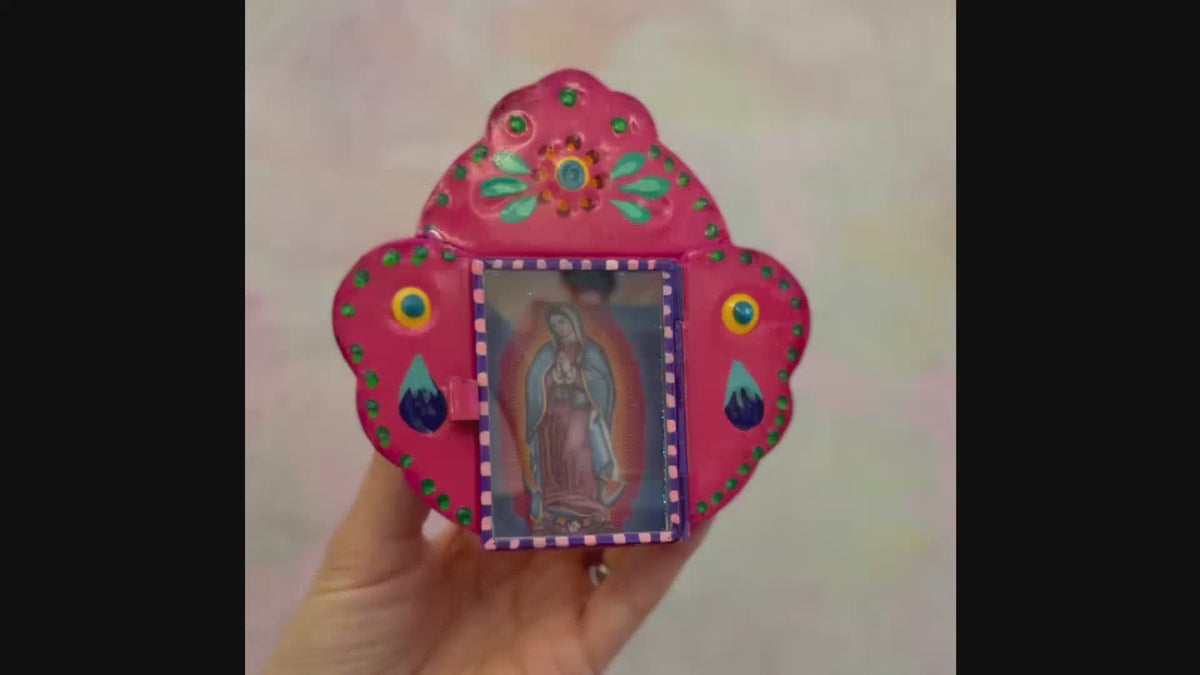 decorazione da muro teca votiva artigianale messicana altare metallo vergine di Guadalupe finestra in vetro dipinta a mano