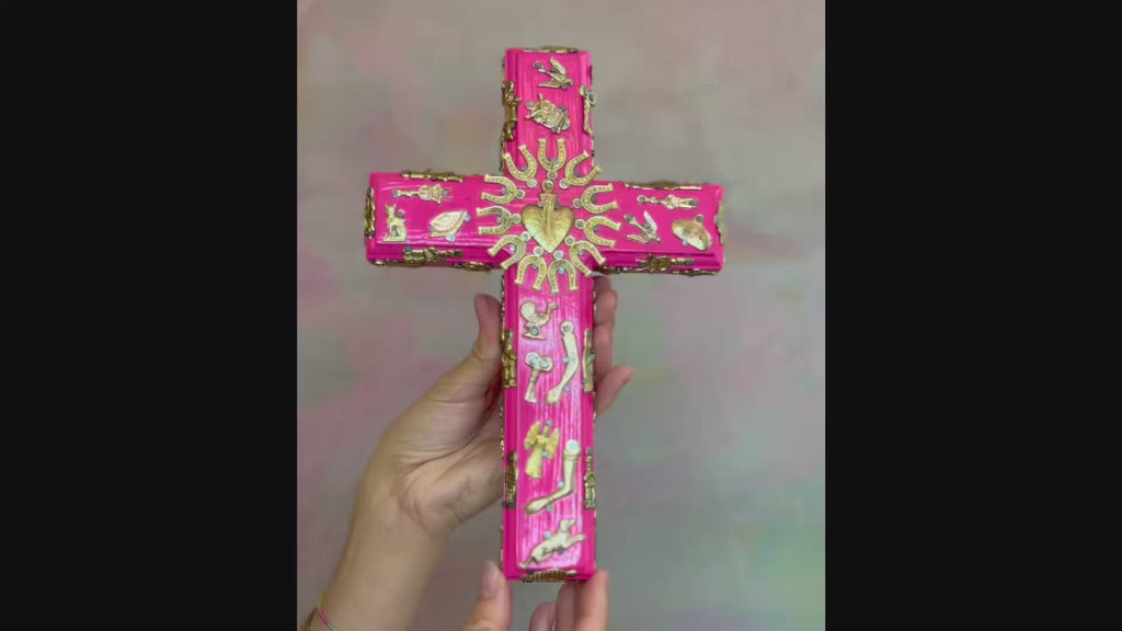 Decorazione da muro artigianale croce con cuore sacro Milagros messicano ex voto in legno dipinto con ciondoli porta fortuna