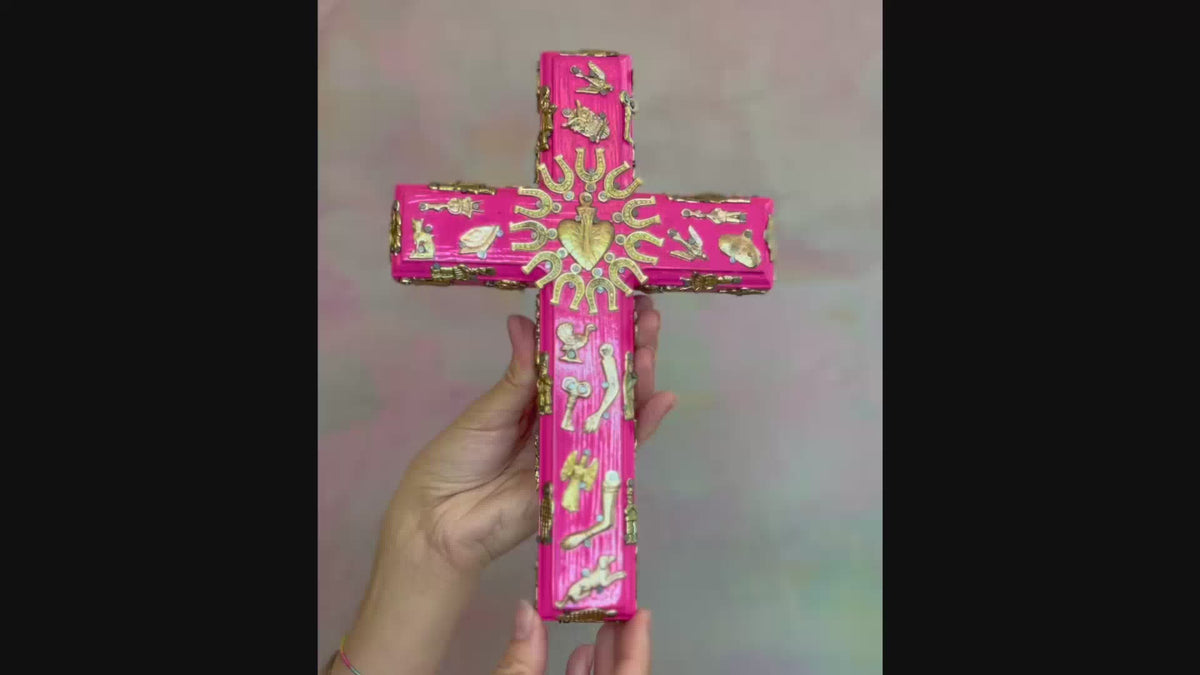 Decorazione da muro artigianale croce con cuore sacro Milagros messicano ex voto in legno dipinto con ciondoli porta fortuna