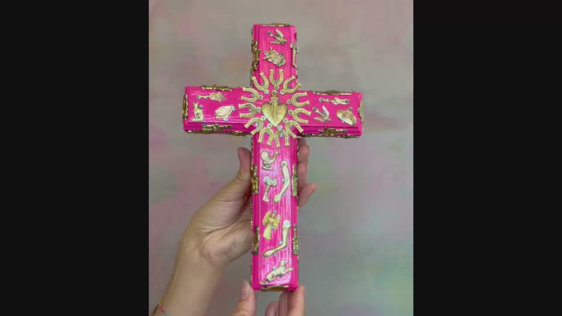 Decorazione da muro artigianale croce con cuore sacro Milagros messicano ex voto in legno dipinto con ciondoli porta fortuna