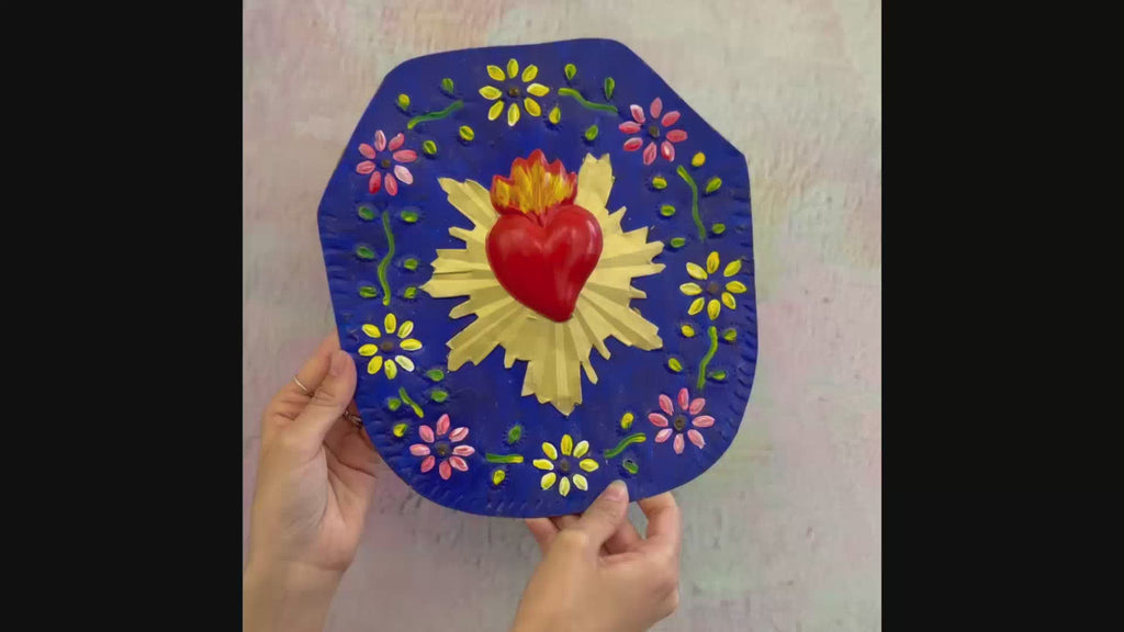 Decorazione da muro artigianale circolare Cuore sacro Milagros messicano ex voto in metallo con disegno fiori bassorilievo