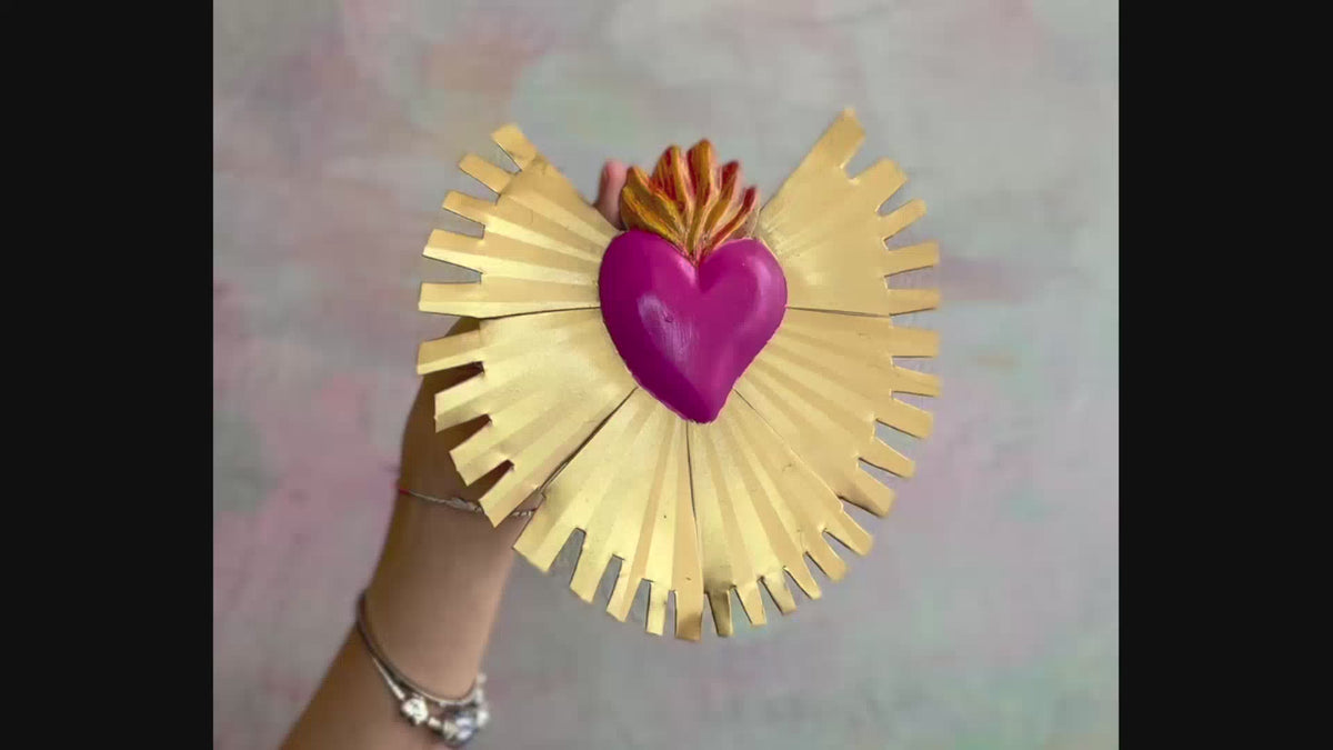 Decorazione da muro Cuore sacro Milagros artigianato messicano ex voto colorato originale in metallo dipinto a mano raggi oro