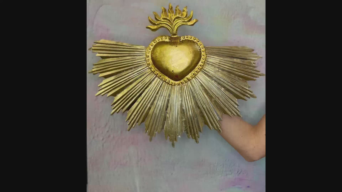 decorazione cuore sacro da muro 3D Milagros artigianato messicano dorato ex voto in metallo foglia d'oro fatto a mano raggi