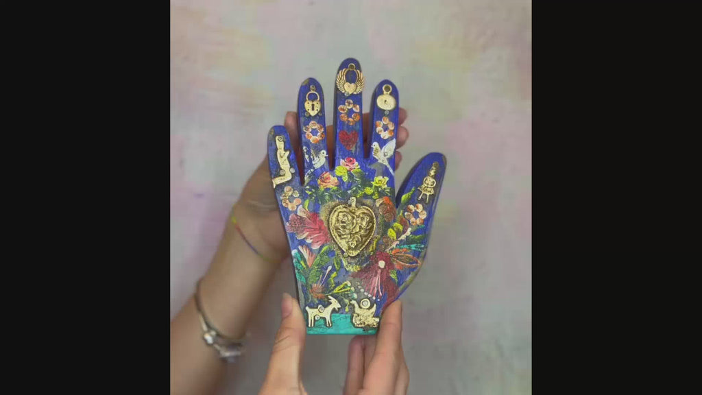 Decorazione da muro mano con cuore sacro Milagros artigianato messicano ex voto in legno dipinto con ciondoli porta fortuna