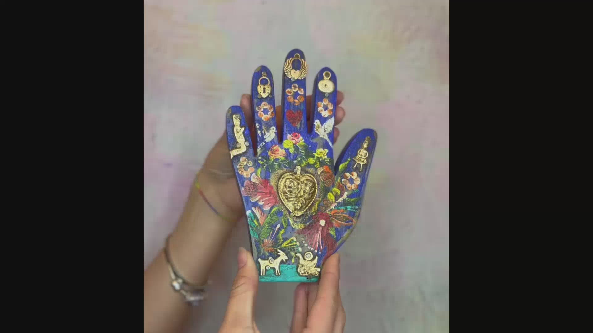 Decorazione da muro mano con cuore sacro Milagros artigianato messicano ex voto in legno dipinto con ciondoli porta fortuna