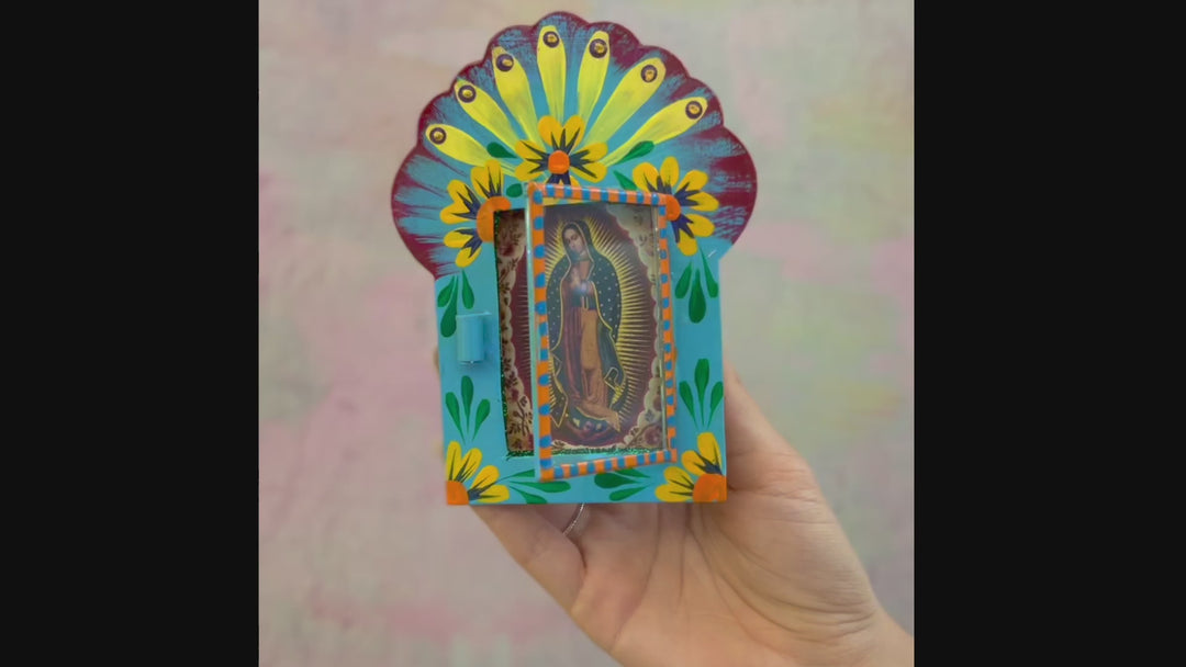 decorazione da muro teca votiva altare metallo artigianato messicano vergine di Guadalupe finestra in vetro dipinta a mano