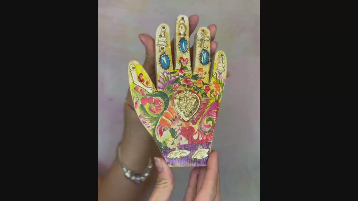 Decorazione da muro mano con cuore sacro Milagros artigianato messicano ex voto in legno dipinto con ciondoli porta fortuna
