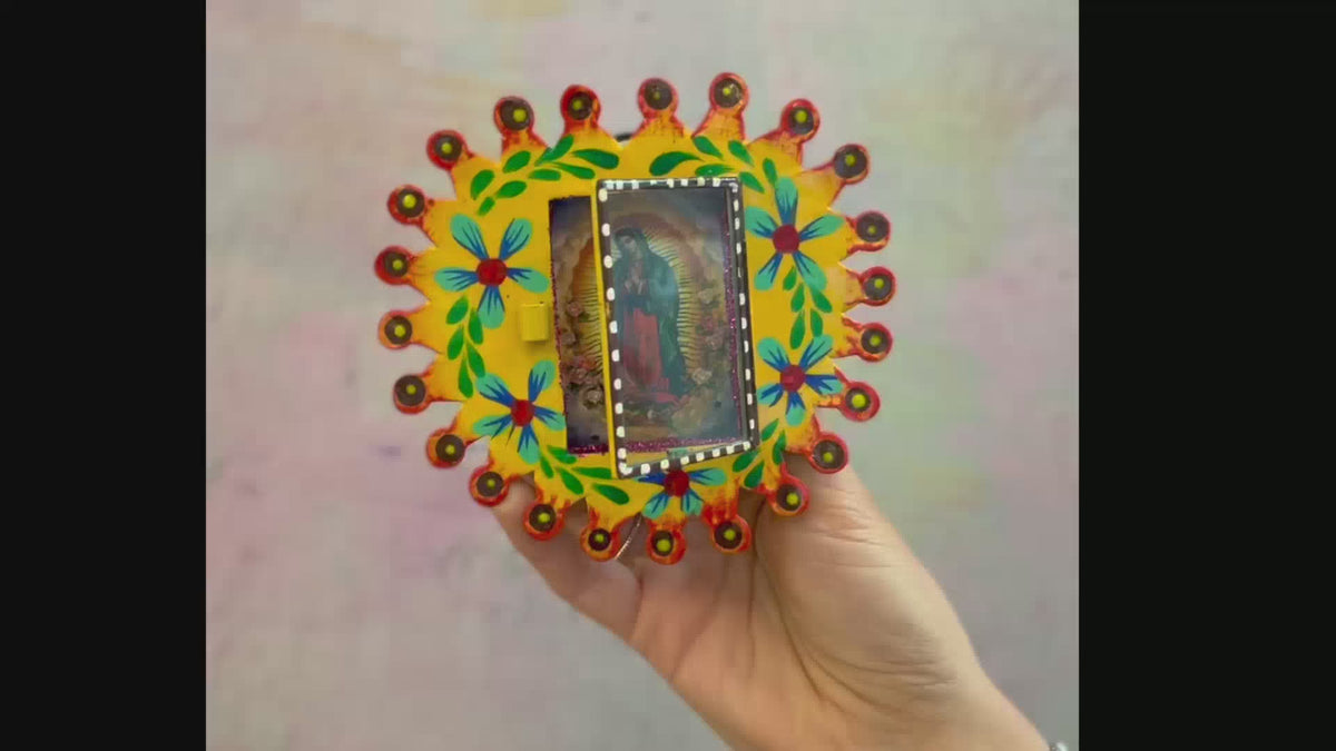 decorazione da muro teca votiva artigianale messicana altare metallo vergine di Guadalupe finestra in vetro dipinta a mano