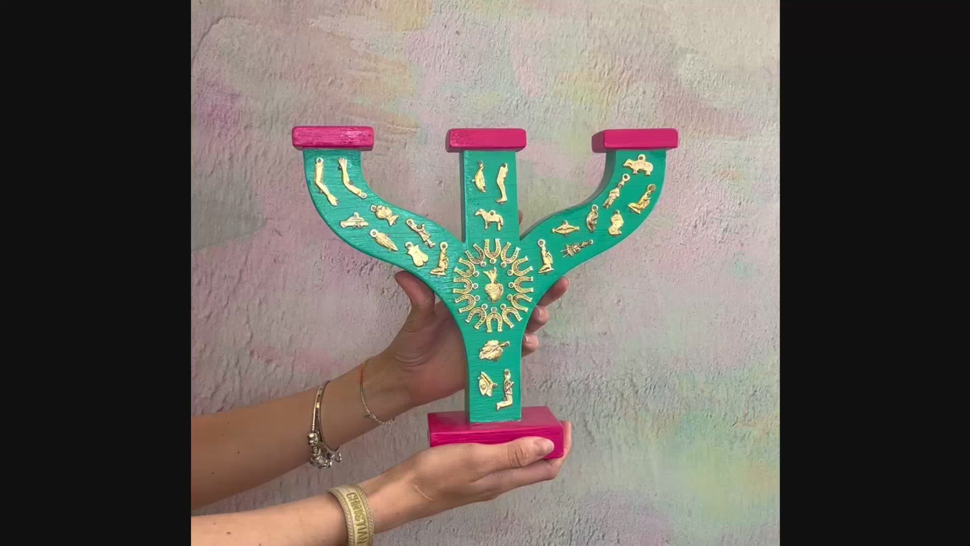Decorazione arredo casa candelabro in legno colorato Milagros artigianato messicano ex voto cuore ciondoli porta fortuna