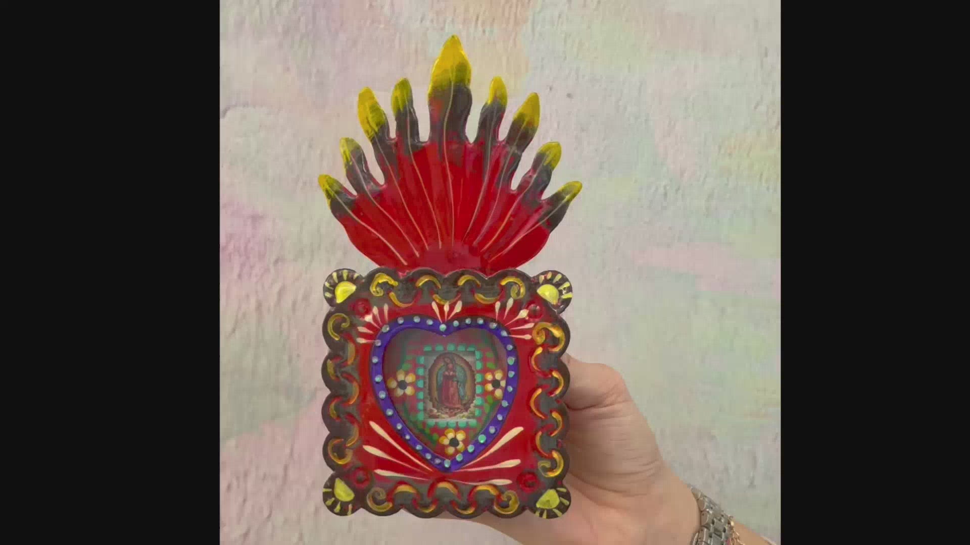 decorazione da muro teca votiva altare metallo artigianato messicano arte sacra Vergine di Guadalupe dipinta a mano con vetro