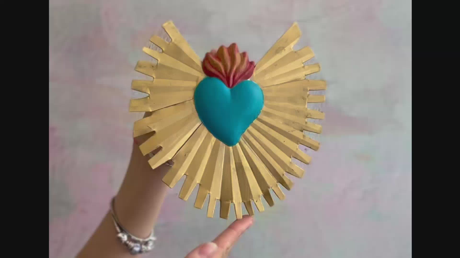 Decorazione da muro artigianale Cuore sacro Milagros messicano ex voto colorato originale in metallo dipinto a mano raggi oro 