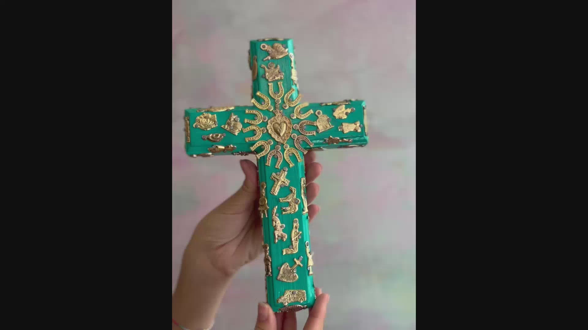 Decorazione da muro artigianale croce con cuore sacro Milagros messicano ex voto in legno dipinto con ciondoli porta fortuna