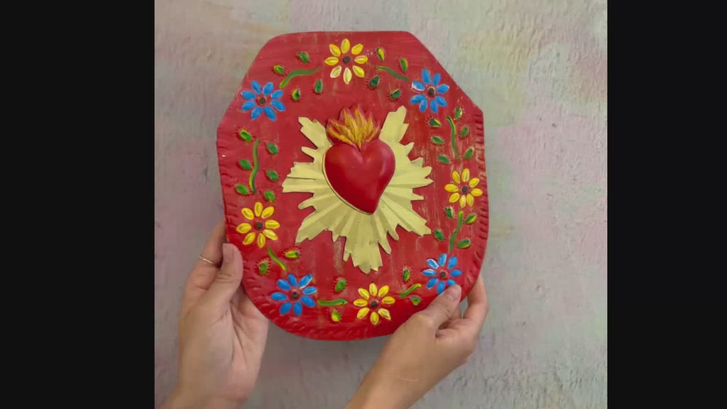 Decorazione da muro circolare Cuore sacro Milagros artigianato messicano ex voto in metallo con disegno fiori bassorilievo