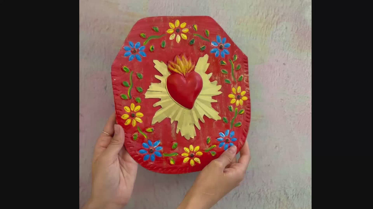 Decorazione da muro circolare Cuore sacro Milagros artigianato messicano ex voto in metallo con disegno fiori bassorilievo