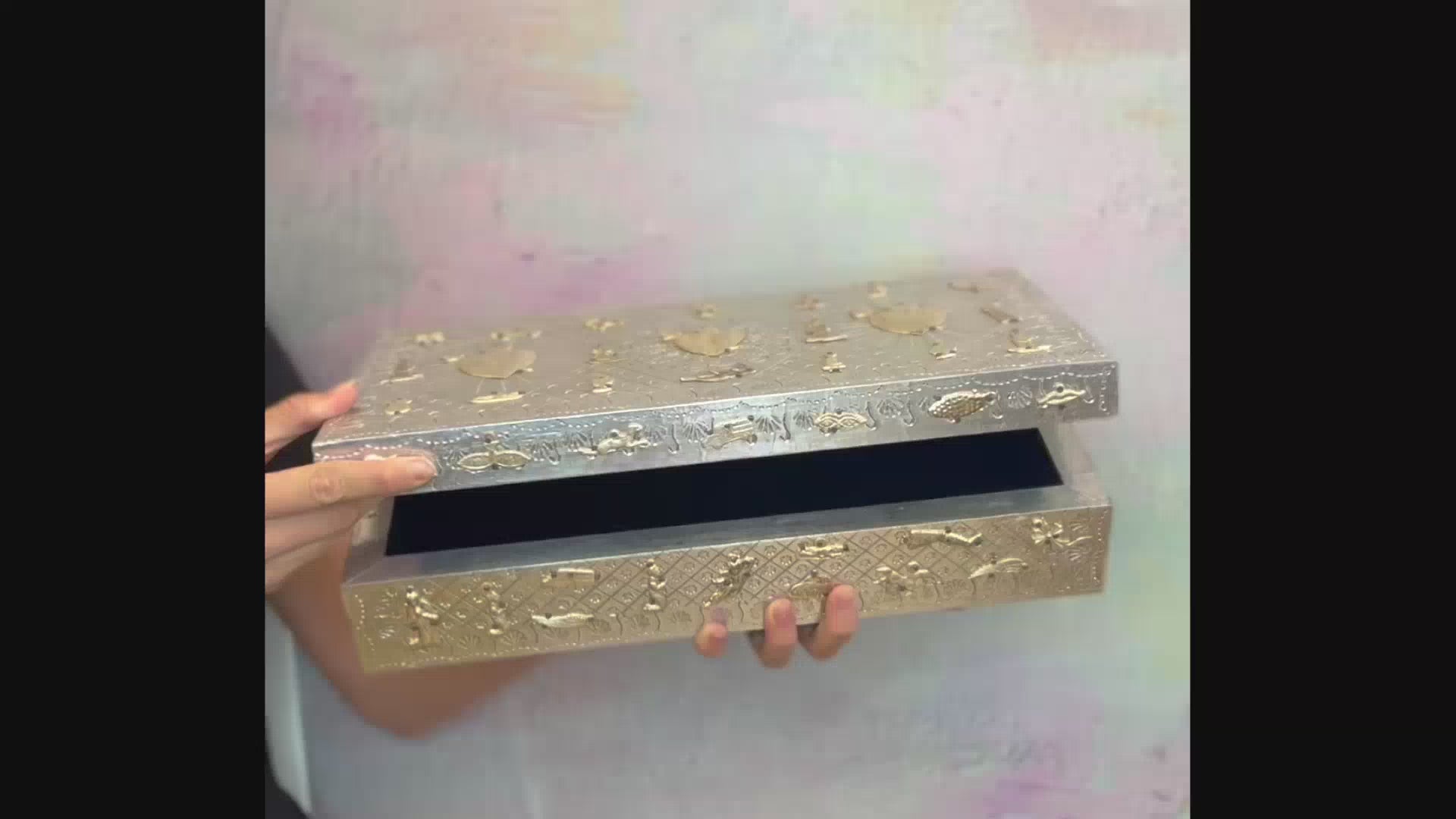 Decorazione arredo casa artigianale scatola forziere oro in legno Milagros messicano ex voto cuore ciondoli porta fortuna