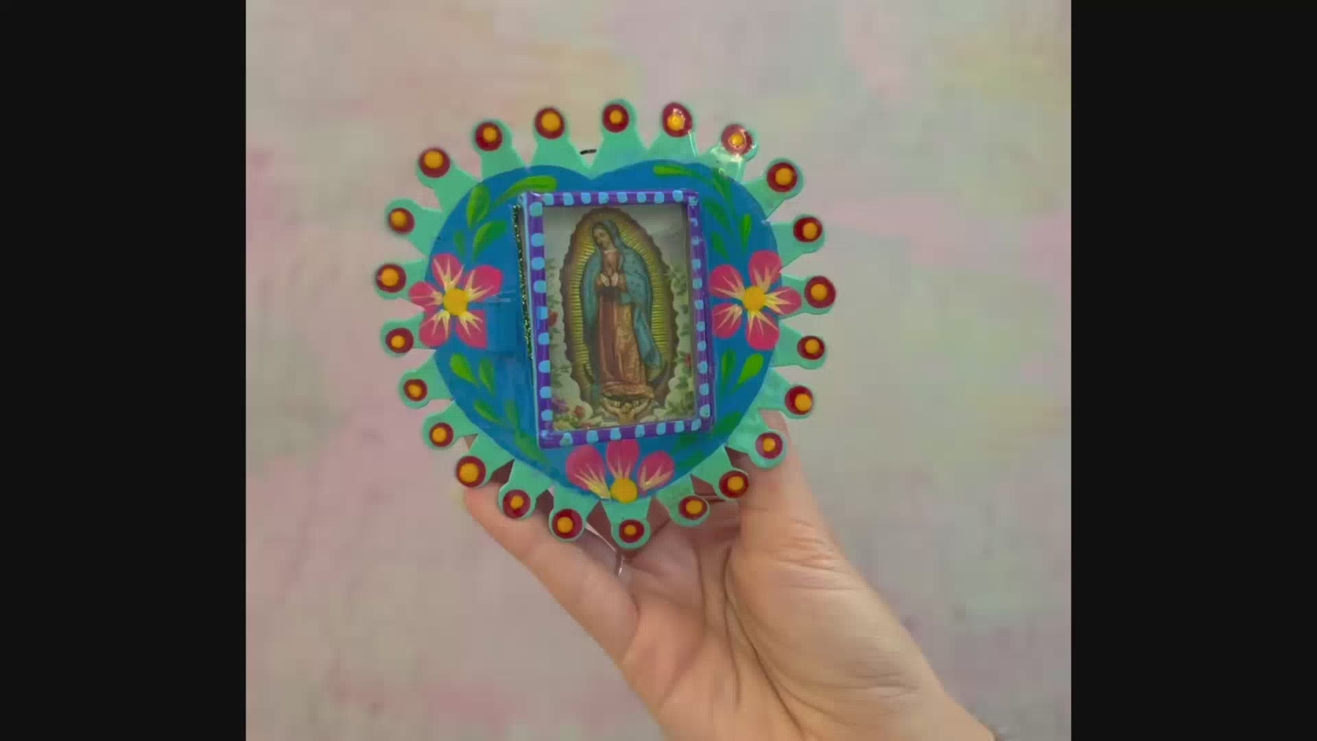 decorazione da muro teca votiva altare metallo artigianato messicano vergine di Guadalupe finestra in vetro dipinta a mano