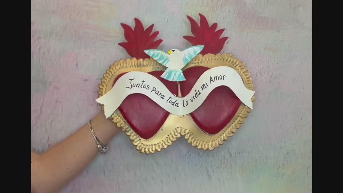 decorazione artigianale da muro 3D con doppio cuore sacro colomba Milagros messicano ex voto in metallo dipinto a mano