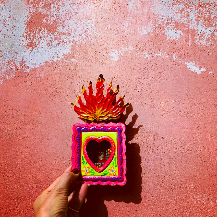decorazione da muro teca votiva altare metallo artigianato messicano milagros ex voto cuore finestra in vetro dipinta a mano