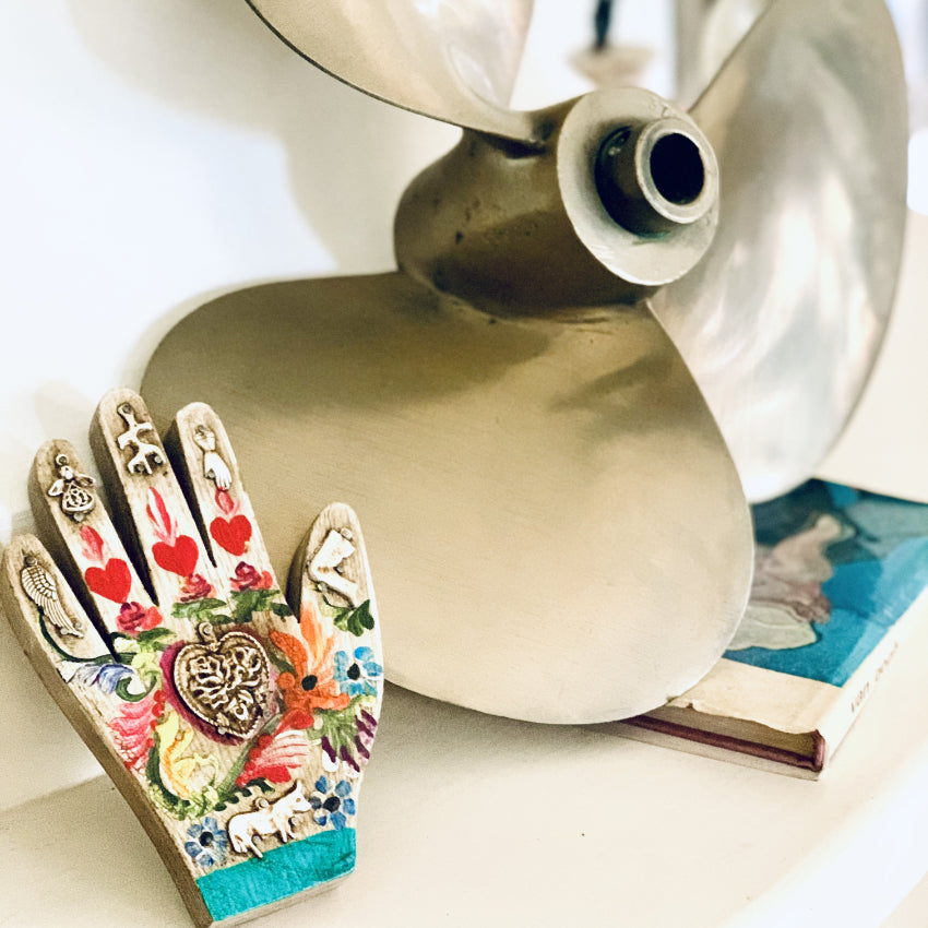 Decorazione da muro mano con cuore sacro Milagros artigianato messicano ex voto in legno dipinto con ciondoli porta fortuna 