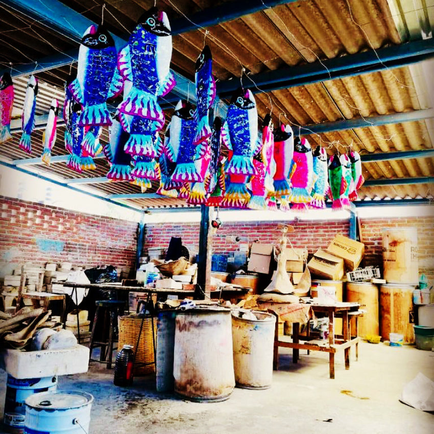 Decorazione scultura arredo casa da appendere in cartapesta artigianato messicano pesce colorato con corda in spago