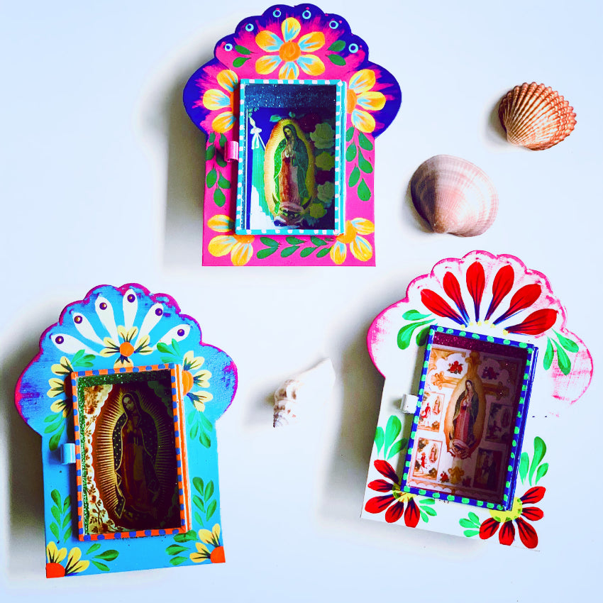 decorazione da muro teca votiva artigianale messicana altare metallo vergine di Guadalupe finestra in vetro dipinta a mano