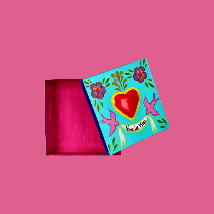 Oggetto decorativo scatola in metallo colorata a mano con Cuore sacro Milagros artigianato messicano ex voto e colombe
